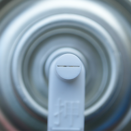 塗料を吹き付けるとき、塗る面と噴出口との間は10cmの間隔をとってボタンの「押」部分を押します。