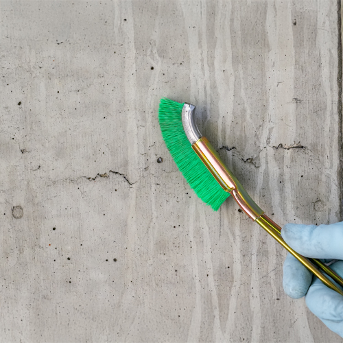 施工箇所の汚れ・ゴミ・コケ・カビ・油分などをワイヤーブラシやウエスなどで取り除きます。