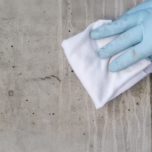 施工箇所の汚れ・ゴミ・コケ・カビ・油分などをワイヤーブラシやウエスなどで取り除きます。