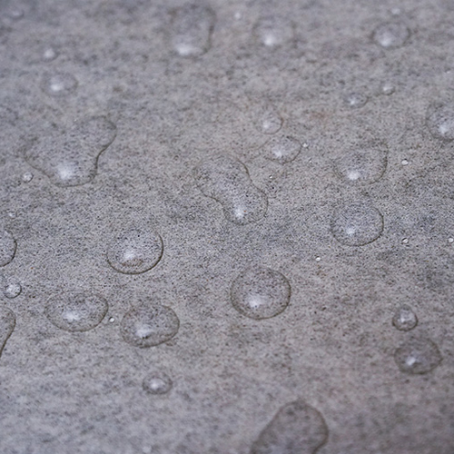撥水性があり、防水性に優れています。\n