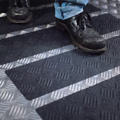 裏地がアルミホイルなので、しま鋼板などの凹凸面によく追従します。