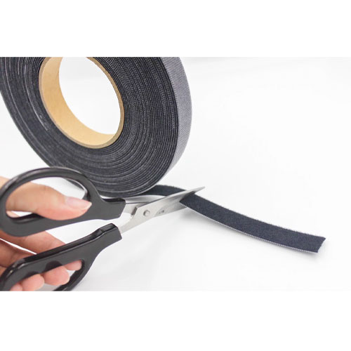 ハサミで必要な長さにカット可能