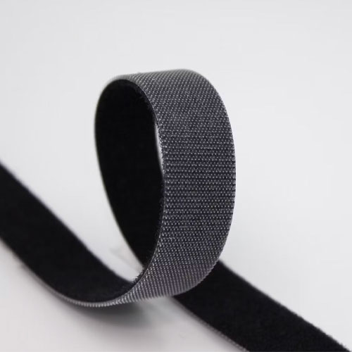 フックとループの裏同士を一体接着させた簡易結束材\n※本商品はOD色です。