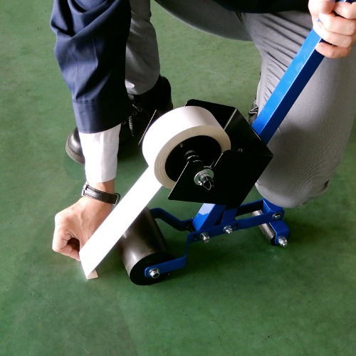 テープの端を貼り付けます。