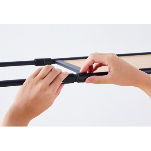 横幅は伸縮自在。スリムなパイプホルダーを回すだけで固定できます。