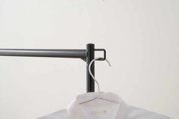 使用頻度の高い服やバッグなどを掛ける際に便利なサイドフック付き