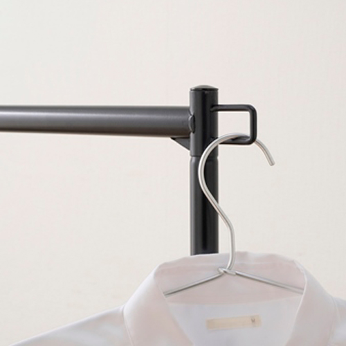使用頻度の高い服やバッグなどを掛ける際に便利なサイドフック付き