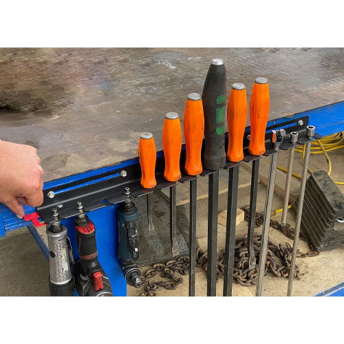 ほとんどのツールボックスやカートにフィットする取り付け穴付。