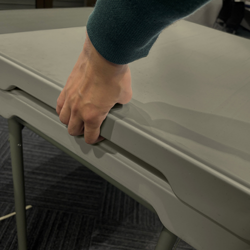 持ち上げ時に手を入れやすいスリット付き