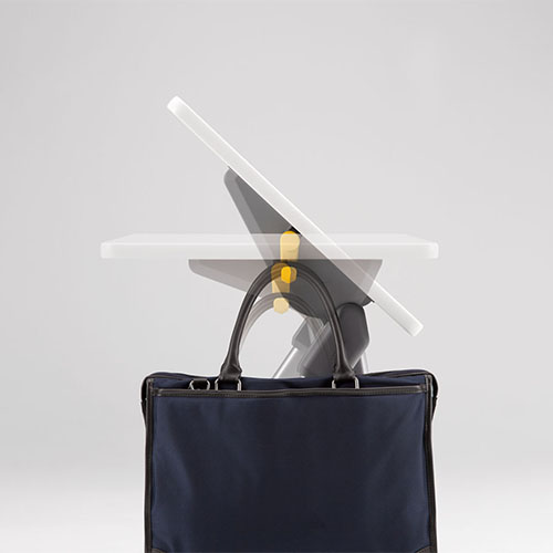 天板をハネ上げてもフックの向きが変わらず、カバンの落下を防ぎます。