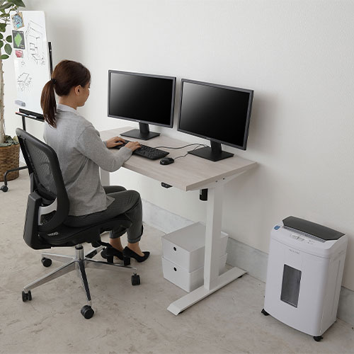 立つ・座るの動作を取り入れることで、運動不足解消、集中力アップなど様々な効果が期待できます。
