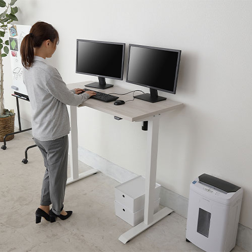 立つ・座るの動作を取り入れることで、運動不足解消、集中力アップなど様々な効果が期待できます。