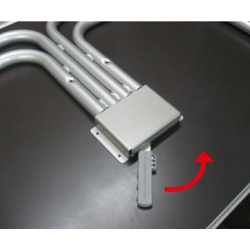 天板裏のレバーによって4箇所全てのキャスターの回転と旋回のストッパーを操作出来ます。