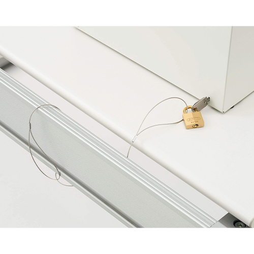 背面にPC持出し防止ロックが取り付けできるセキュリティホール付（3×7mm左右各1個）。PC持出し防止ロックを使うことでデスク等に固定できます。