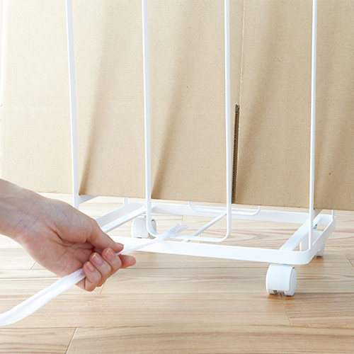 ダンボールを置いたまま紐を通せる構造