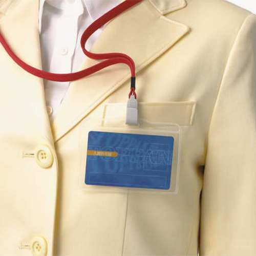 ストラップには樹脂クリップが付いていますので、衣服の胸ポケットに取り付けられます。