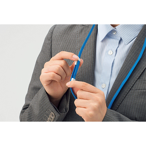 ※ストラップは赤色です。\nストラップの長さ調整