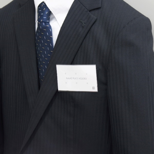 金属クリップと安全ピン付きで、様々な服に取り付けられます。