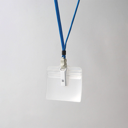 ※ストラップは黄色です。\nホイッスルの厚みはわずか8ミリで、名札と重ねてつけてもスッキリと収まります。重量も2.5ｇと軽量なため毎日つける名札でも邪魔になりません。