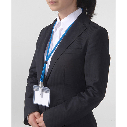 ※ストラップは黄色です。\n多くのオフィスワーカーが使用している名札にホイッスルが付属することで、災害時にがれきや家屋内に閉じ込められてしまった場合にも安心です。