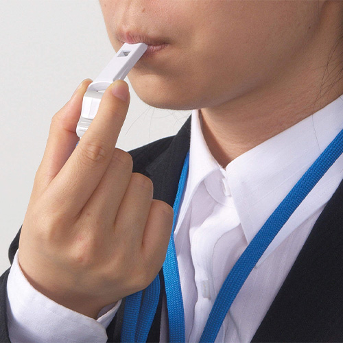 ※ストラップは黄色です。\n軽く吹くだけで人間の耳に最も届きやすい約3000Hz※の音を出せます。また薄型ながら約94db※の大きな音を出すことができます。※簡易測定器で測定した参考値です。