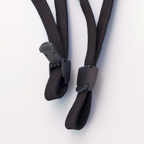 ストラップの長さ調整はバックルでしっかりと行えます。