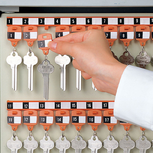 キーホルダーはフックに掛けて抜け落ちません。