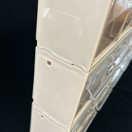 積み重ね時はしっかりはまります。(高く積む場合は別売のEA957AA-50AまたはEA957AA-150をご使用ください)