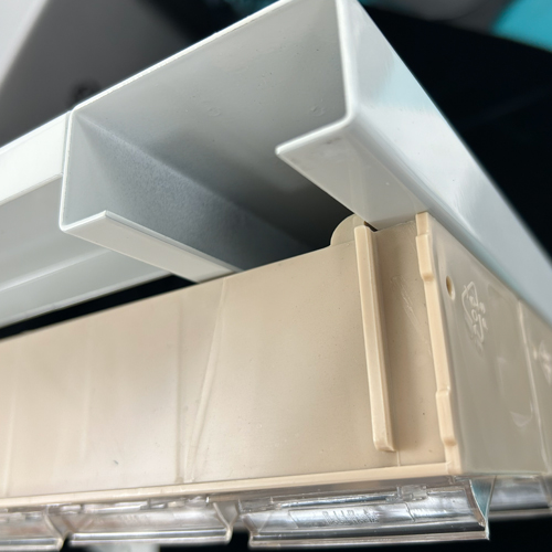 工具を使わず上から差し込むだけで簡単に組合せ可能です。