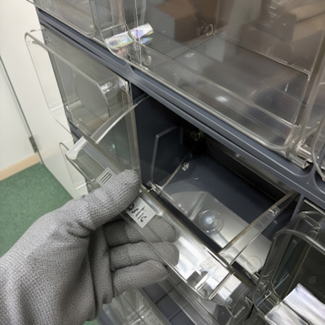 手袋をはめたままでも片手で開きやすい引手です。