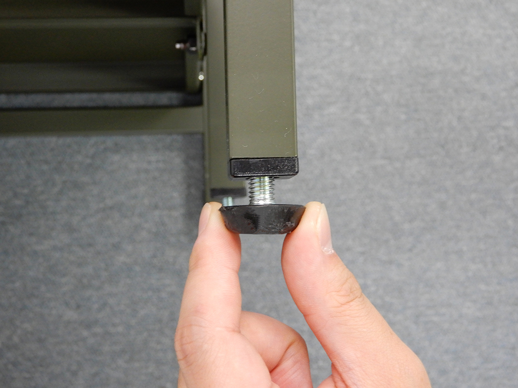 アジャスター付で高さの微調整ができます。