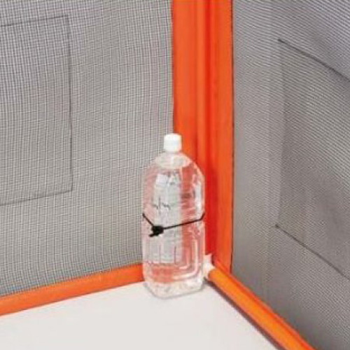 使用状況に合わせてペットボトルやロープ金具等と本体コーナーゴムバンドをつなげてご使用ください。