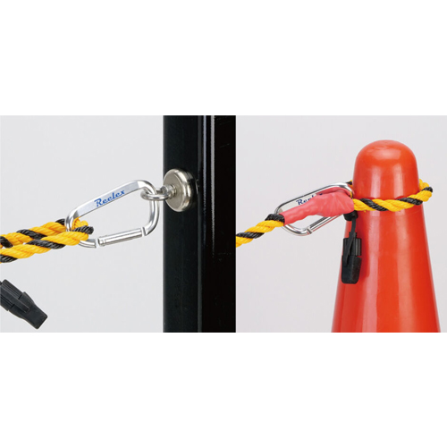 ロープの先端はアイ加工＋D型カラビナ付きでコーンや金具へ固定できます。