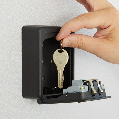 鍵や貴重品の保管や受け渡しに使用でき、複数人で鍵のダイヤル番号を共有