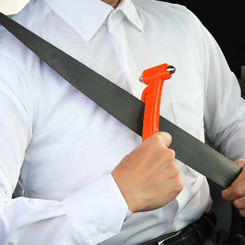 シートベルトが切れやすい形状と刃の角度で、素早く切断できるシートベルトカッター