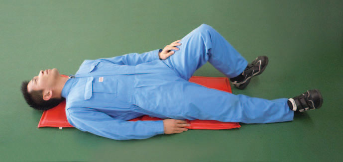 オフロードでの作業や、ジャッキやリフトを使用できない車両の下に潜る際に最適。