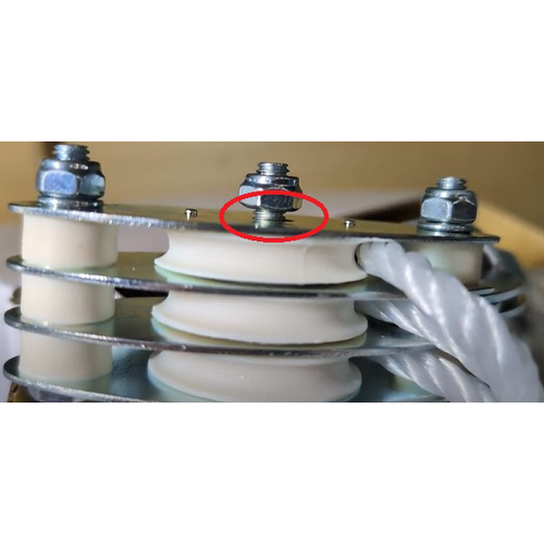 ボルトナットは滑車を回す為の余裕を残して締めてあります