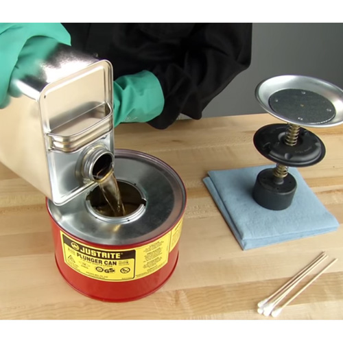 液体を充填する際は、上皿を外してから缶に直接液体を入れてください。