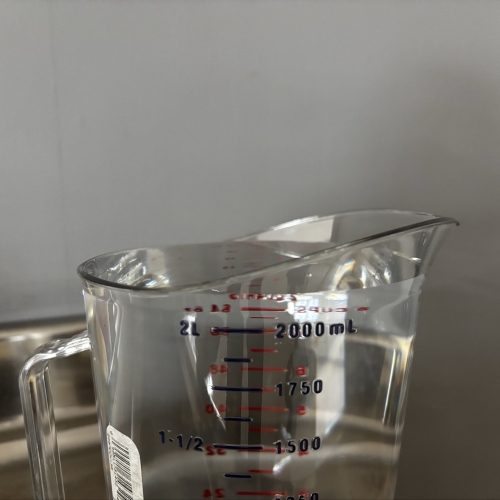 2Lのめもり＋250mLほど入ります。