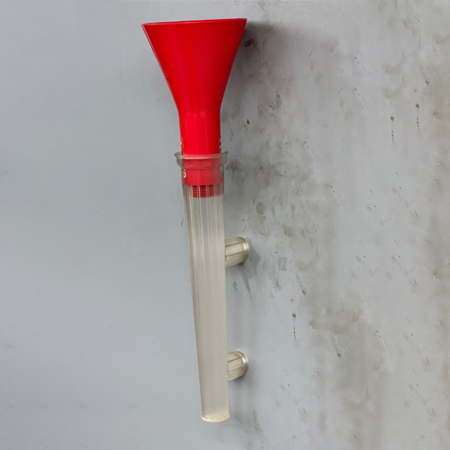 漏斗が取り付け面に干渉しないよう、わずかに角度をつけて保持する設計になっています。