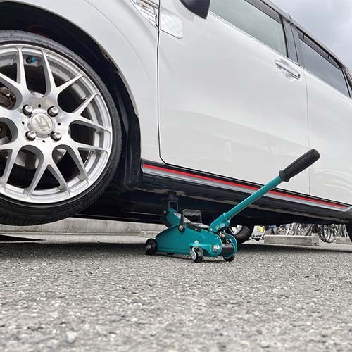 初めての方にも安心！サイド上げで着実にタイヤ交換ができます。