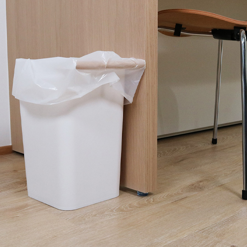 中身が見えにくい白半透明のためゴミ出しの際もプライバシーを守れます。