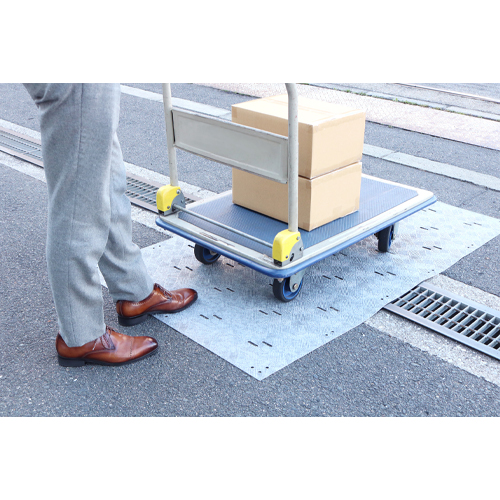 地面の凹凸を軽減し、台車などを押しやすくします。