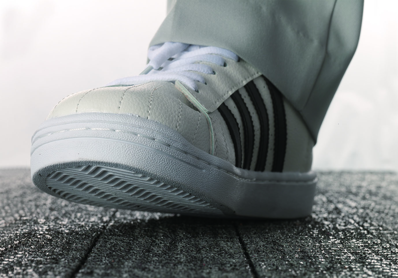 表面の金属チップが靴底をガッチリ掴む！