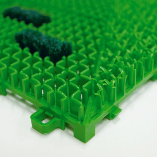 スノコ＋芝＋ブラシの組み合わせでしっかり汚れを落とします。