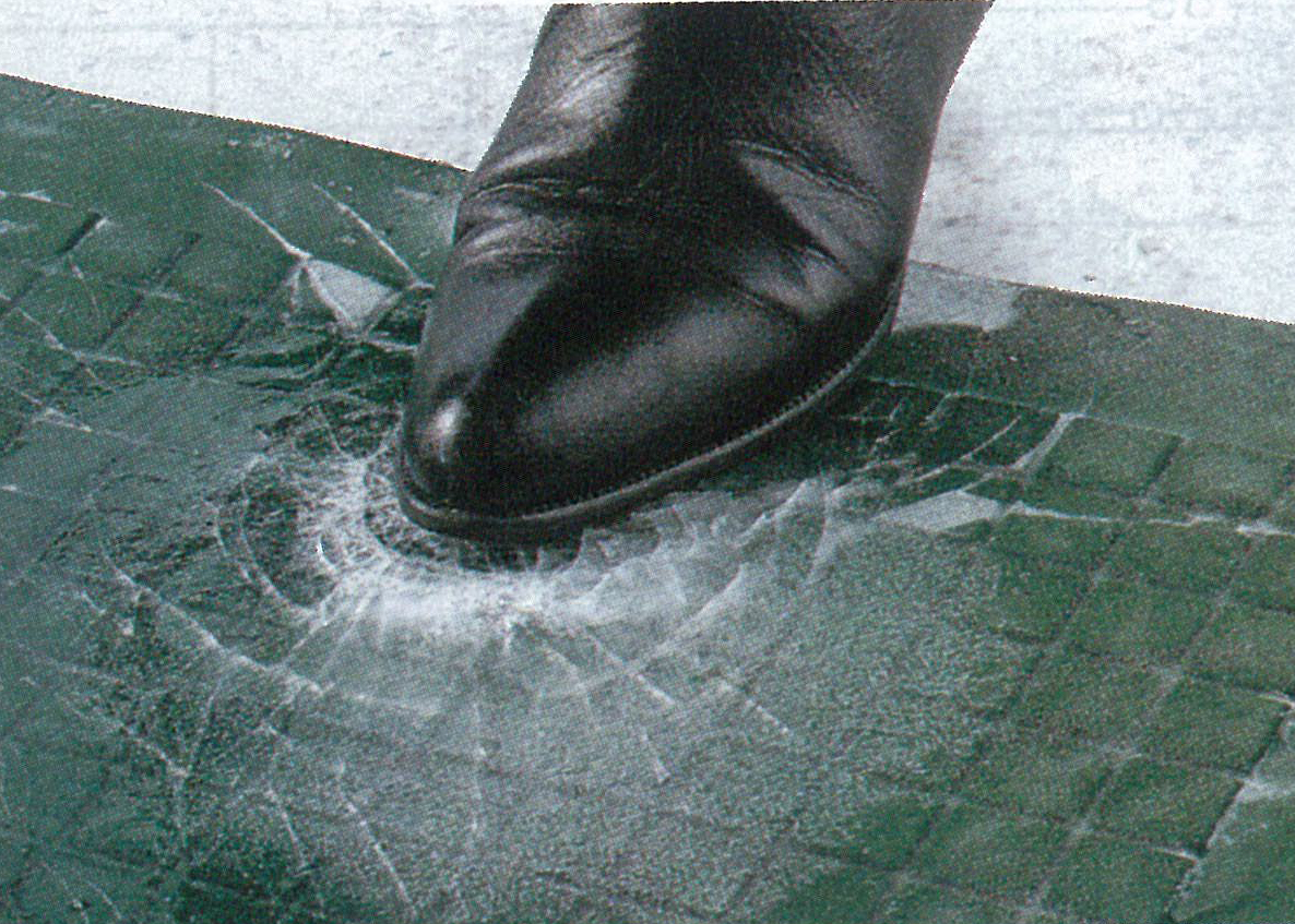 独自の凹み構造なので表面についた薄氷を踏圧で割ることが可能です。