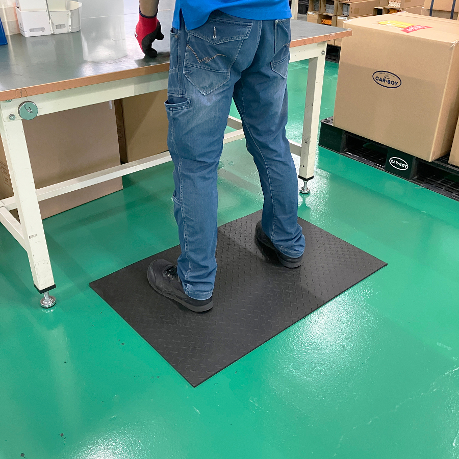 摩耗に強く表面が縞鋼板柄のため、滑り止め効果が抜群