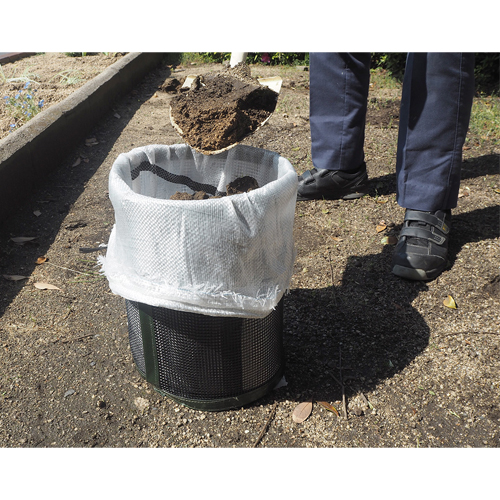 土や砂などを土のう袋に充てんします。