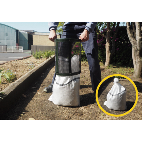 「たつーる」を引っ張って外し、袋の口ヒモをしばれば土のうの完成です。