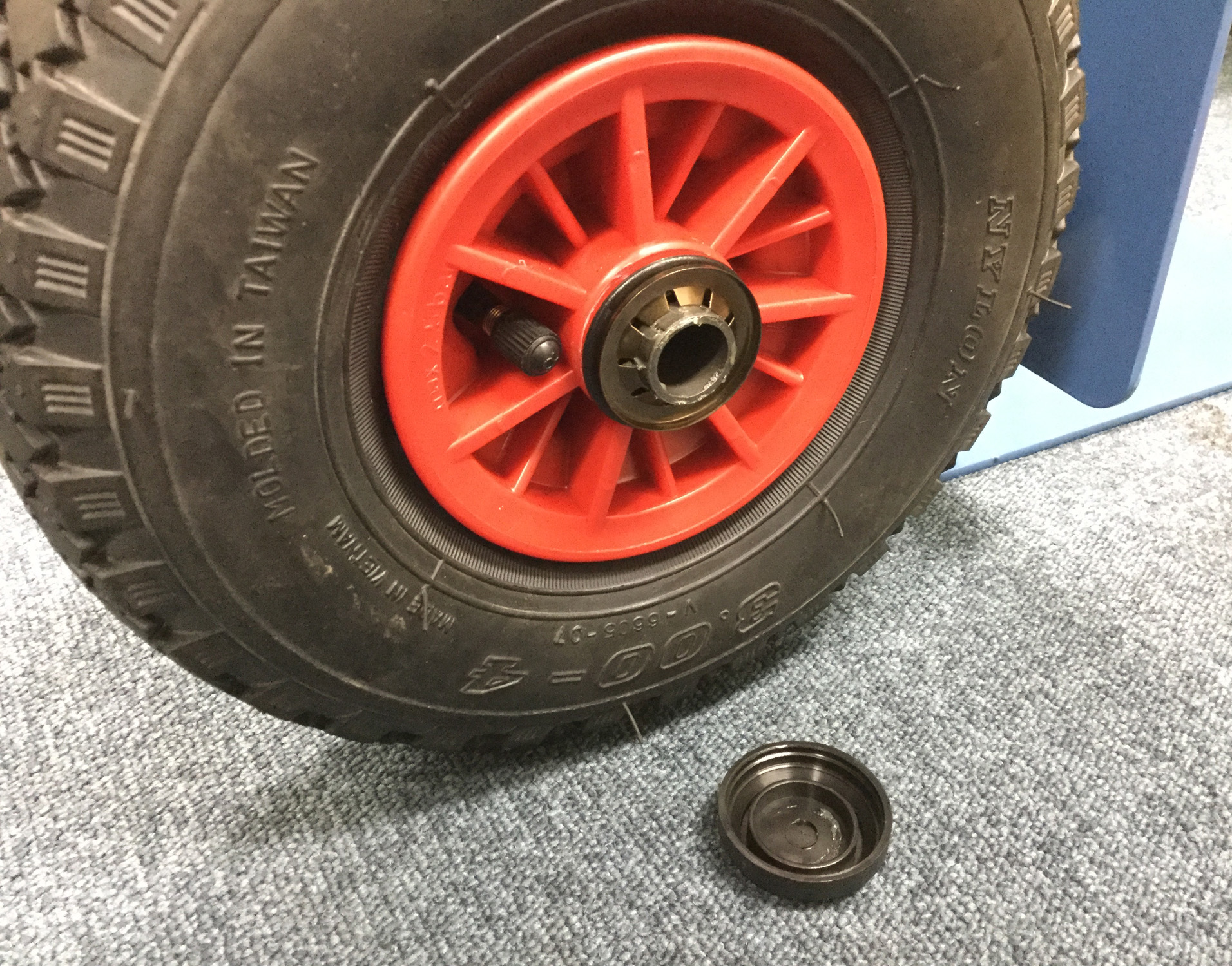 爪が車軸をホールドします。